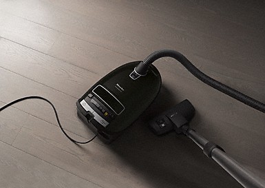 Пылесос Miele SGSK3 Complete C3 Silence EcoLine Black - купить онлайн, цена 48 510 ₽, стоимость доставки по МСК и РФ от 300 рублей, заказать сейчас! Пылесос Miele SGSK3 Complete C3 Silence EcoLine Black купить за 48 510 ₽ в Москве с доставкой по РФ