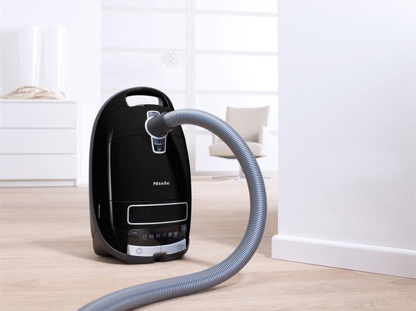 Пылесос Miele SGSA1 Complete C3 Parquet Celebration черный обсидиан - купить онлайн, цена 80 950 ₽, стоимость доставки по МСК и РФ от 300 рублей, заказать сейчас! Пылесос Miele SGSA1 Complete C3 Parquet Celebration черный обсидиан - купить за 80 950 ₽ в Москве с доставкой по РФ
