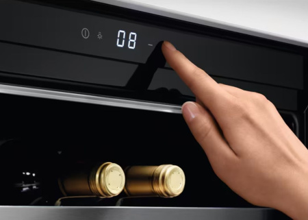 Встраиваемый винный шкаф AEG KWK884520T купить за 132&nbsp;150 ₽ в Москве с доставкой по РФ