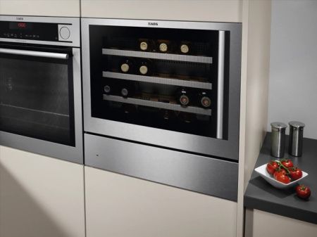 Встраиваемый винный шкаф AEG KWK884520M - купить онлайн, цена 185 900 ₽, стоимость доставки по МСК и РФ от 300 рублей, заказать сейчас! Встраиваемый винный шкаф AEG KWK884520M купить за 185 900 ₽ в Москве с доставкой по РФ