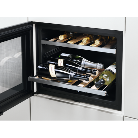 Встраиваемый винный шкаф Electrolux ERW 0670 A купить за 69&nbsp;900 ₽ в Москве с доставкой по РФ