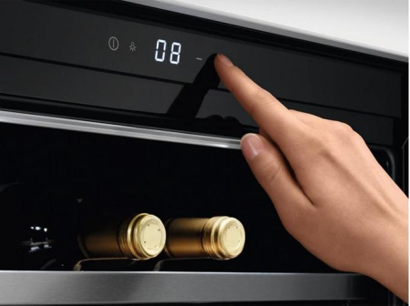 Встраиваемый винный шкаф AEG KWE884520M купить за 179&nbsp;900 ₽ в Москве с доставкой по РФ