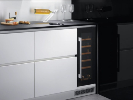 Встраиваемый винный шкаф AEG SWB63001DG купить за 59&nbsp;900 ₽ в Москве с доставкой по РФ