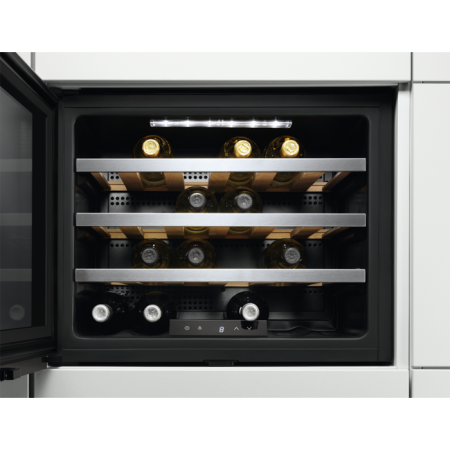 Встраиваемый винный шкаф Electrolux ERW 0670 A купить за 69&nbsp;900 ₽ в Москве с доставкой по РФ