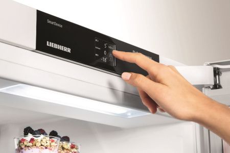 Холодильник Liebherr CBNbs 4835 - купить онлайн, цена 250 390.24 ₽, стоимость доставки по МСК и РФ от 300 рублей, заказать сейчас! Холодильник Liebherr CBNbs 4835 купить за 250 390.24 ₽ в Москве с доставкой по РФ