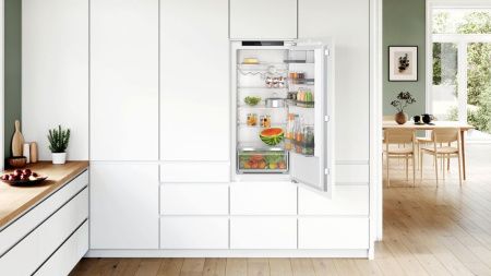 Встраиваемый холодильник Bosch KIR41ADD1 - купить онлайн, цена 102 980.30 ₽, стоимость доставки по МСК и РФ от 300 рублей, заказать сейчас! Встраиваемый холодильник Bosch KIR41ADD1 купить за 102 980.30 ₽ в Москве с доставкой по РФ