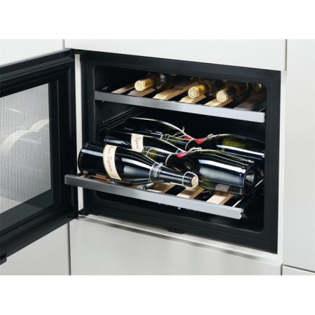 Встраиваемый винный шкаф Electrolux ERW 0670 A купить за 69&nbsp;900 ₽ в Москве с доставкой по РФ