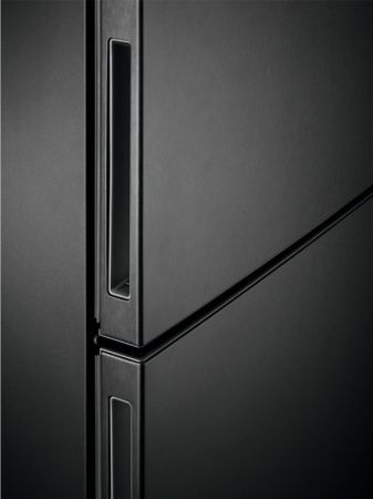 Холодильник AEG RCB732E5MB - купить онлайн, цена 100 890 ₽, стоимость доставки по МСК и РФ от 300 рублей, заказать сейчас! Холодильник AEG RCB732E5MB купить за 100 890 ₽ в Москве с доставкой по РФ