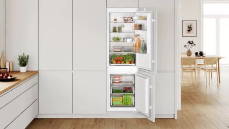 Встраиваемый двухкамерный холодильник Bosch KIN86NSE0 купить за 138&nbsp;630.41 ₽ в Москве с доставкой по РФ