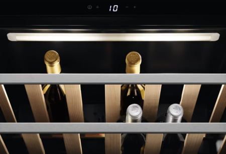 Встраиваемый винный шкаф AEG KWK884520T купить за 132&nbsp;150 ₽ в Москве с доставкой по РФ